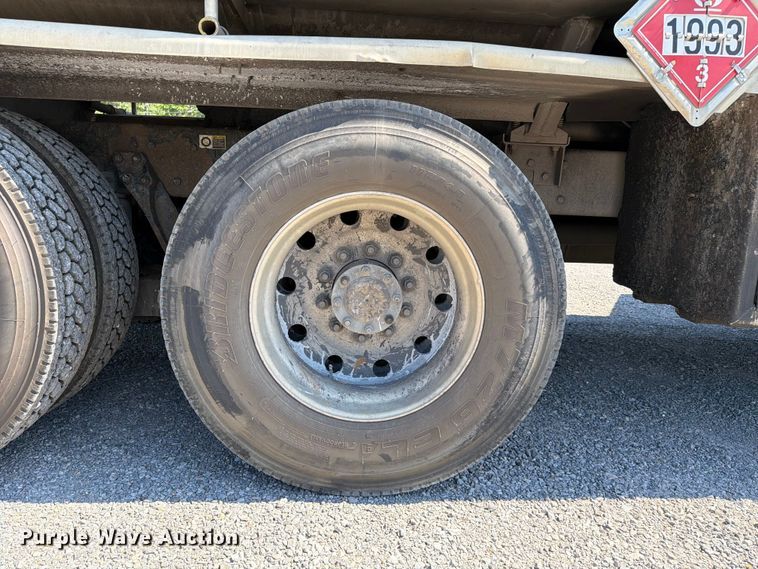 image for item FC3115 2009 Kenworth T800 fuel truck