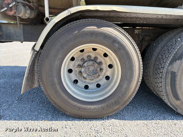 image for item FC3115 2009 Kenworth T800 fuel truck