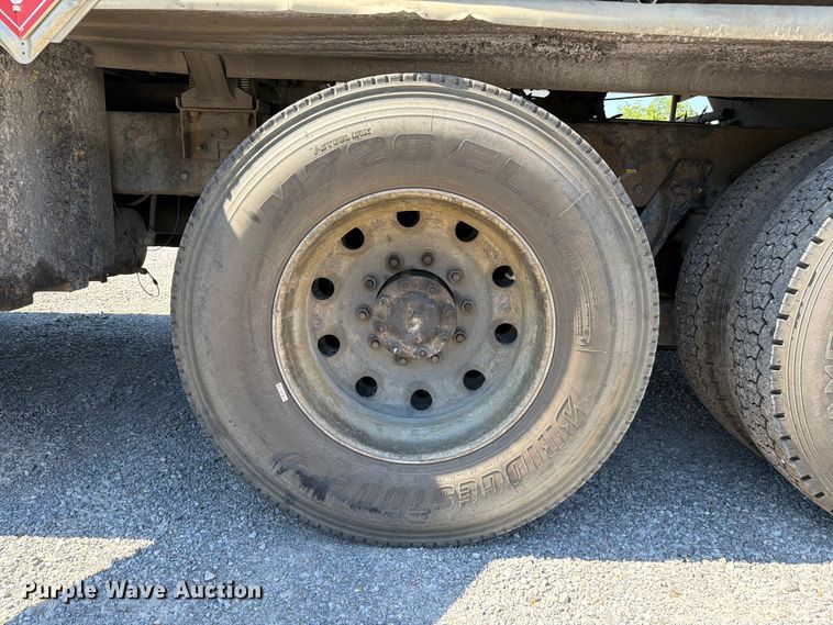 image for item FC3115 2009 Kenworth T800 fuel truck