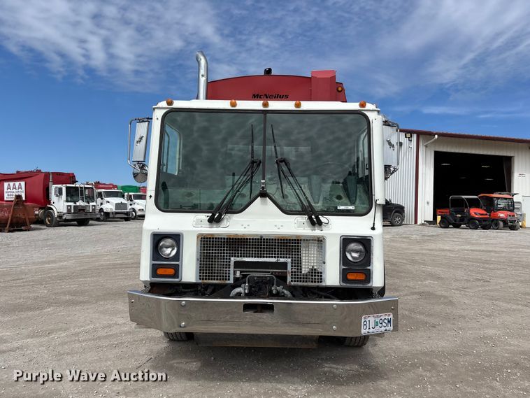 image for item FC4683 2006 Mack MR refuse truck