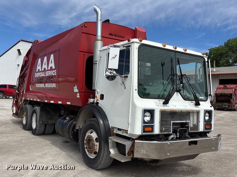 image for item FC4683 2006 Mack MR refuse truck