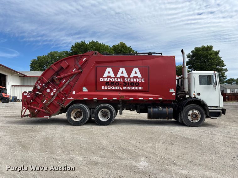 image for item FC4683 2006 Mack MR refuse truck