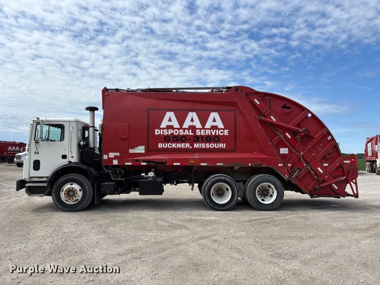 image for item FC4683 2006 Mack MR refuse truck