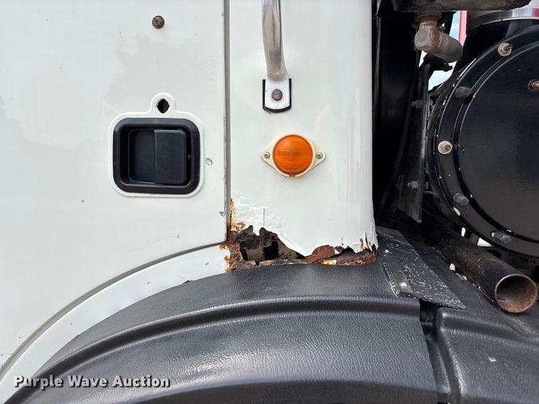 image for item FC4683 2006 Mack MR refuse truck