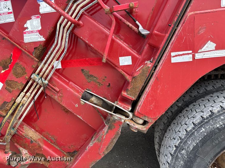 image for item FC4683 2006 Mack MR refuse truck