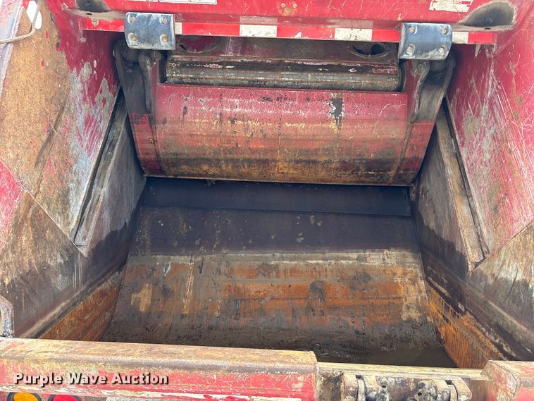 image for item FC4683 2006 Mack MR refuse truck