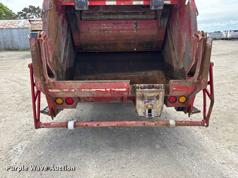 image for item FC4683 2006 Mack MR refuse truck