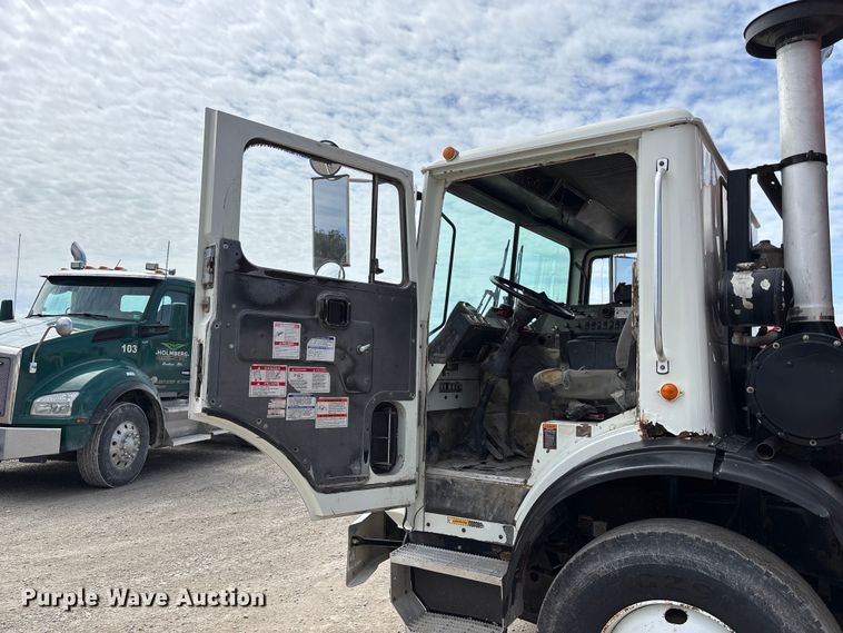 image for item FC4683 2006 Mack MR refuse truck
