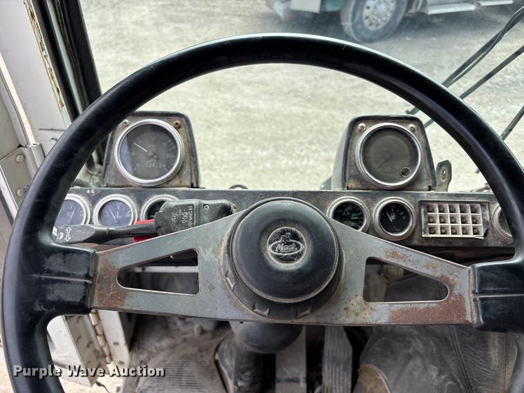 image for item FC4683 2006 Mack MR refuse truck