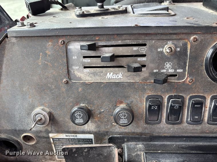 image for item FC4683 2006 Mack MR refuse truck