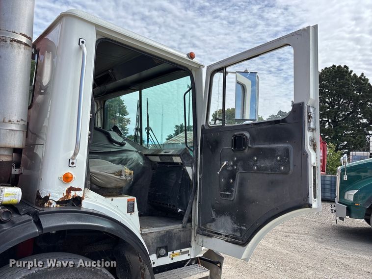 image for item FC4683 2006 Mack MR refuse truck
