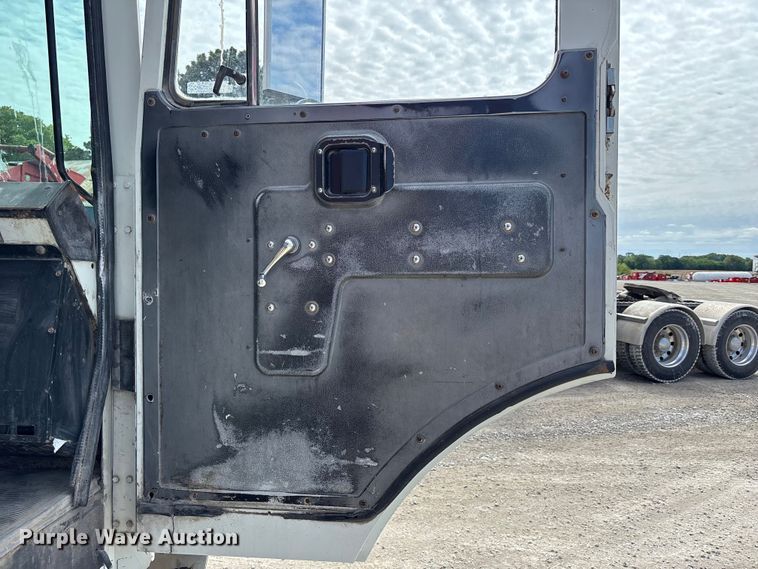 image for item FC4683 2006 Mack MR refuse truck