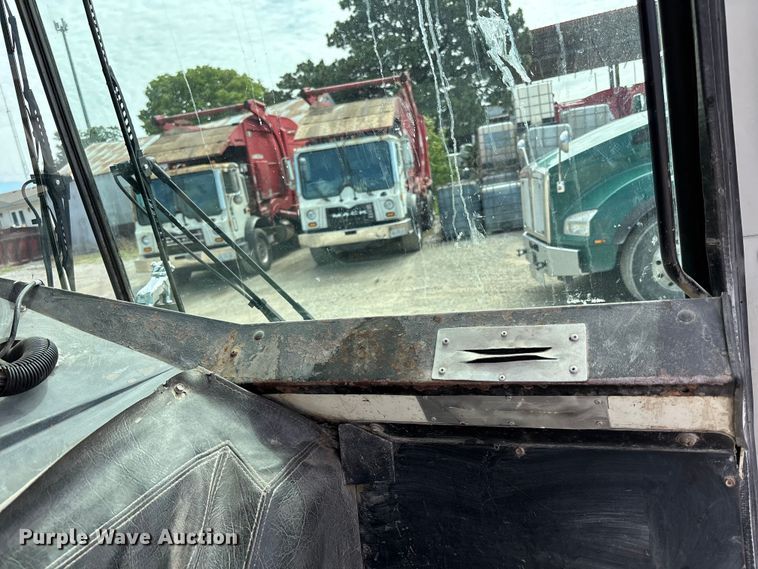 image for item FC4683 2006 Mack MR refuse truck