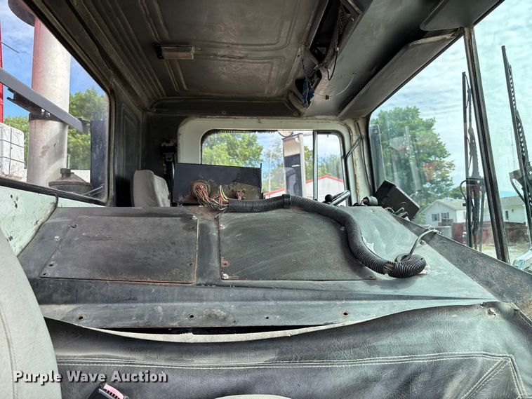 image for item FC4683 2006 Mack MR refuse truck