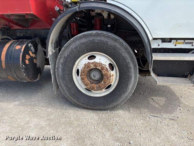 image for item FC4683 2006 Mack MR refuse truck