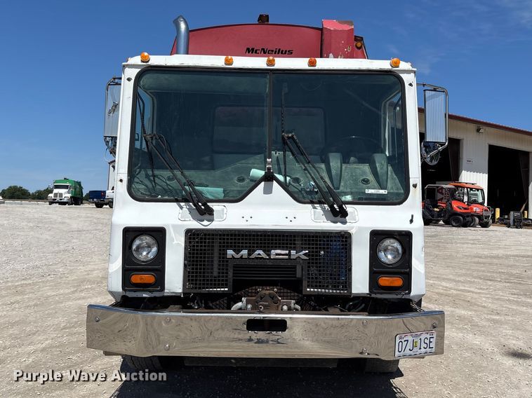 image for item FC4685 2005 Mack MR refuse truck