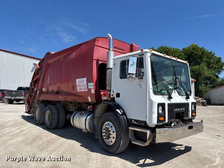 image for item FC4685 2005 Mack MR refuse truck