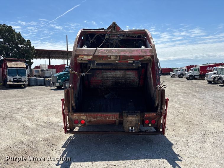 image for item FC4685 2005 Mack MR refuse truck