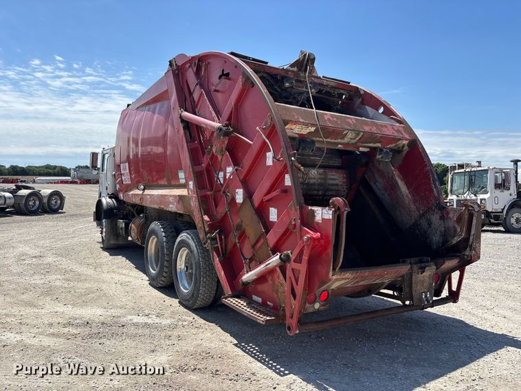 image for item FC4685 2005 Mack MR refuse truck