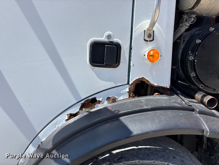 image for item FC4685 2005 Mack MR refuse truck