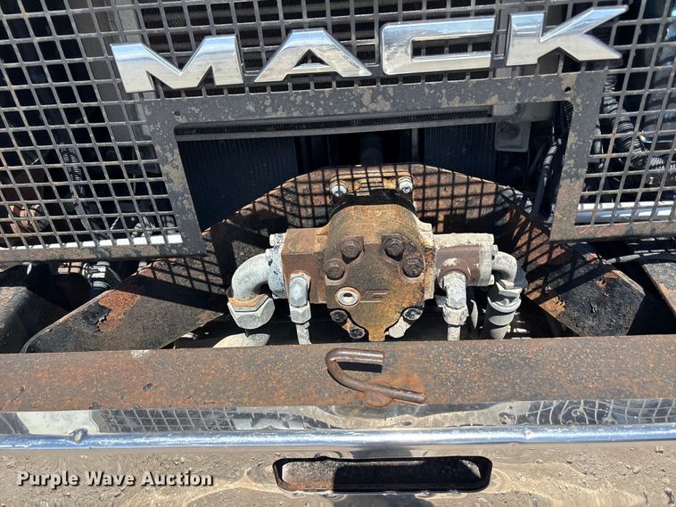 image for item FC4685 2005 Mack MR refuse truck