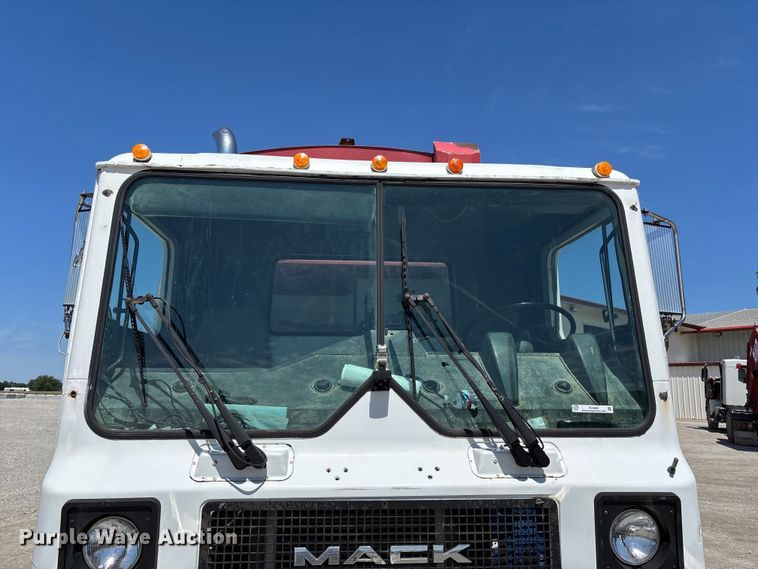image for item FC4685 2005 Mack MR refuse truck