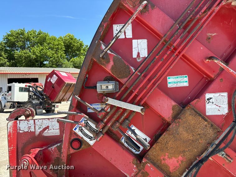 image for item FC4685 2005 Mack MR refuse truck