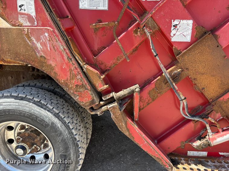 image for item FC4685 2005 Mack MR refuse truck