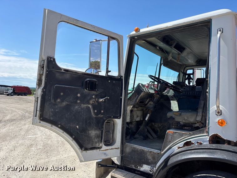 image for item FC4685 2005 Mack MR refuse truck