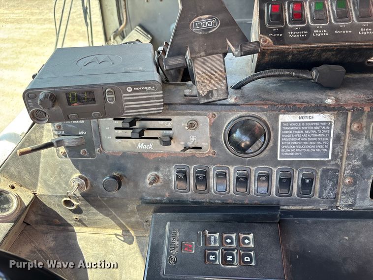 image for item FC4685 2005 Mack MR refuse truck