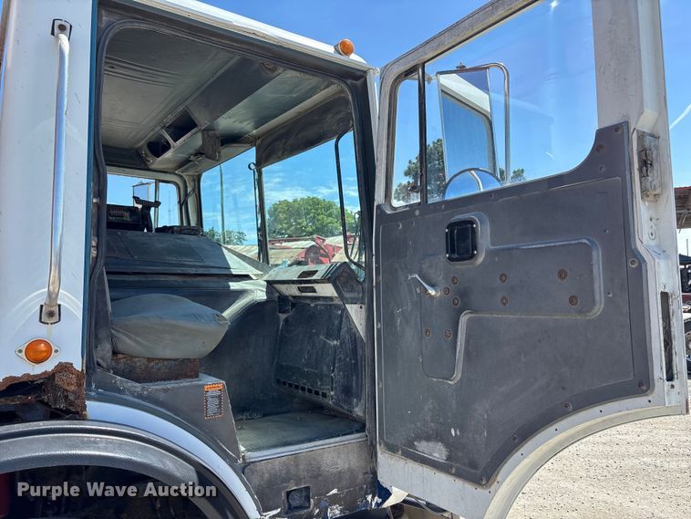 image for item FC4685 2005 Mack MR refuse truck