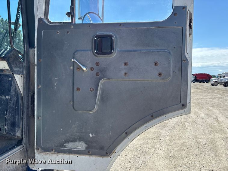 image for item FC4685 2005 Mack MR refuse truck