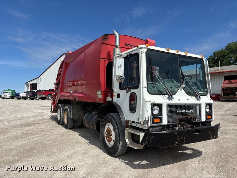 image for item FC4686 2007 Mack MR refuse truck