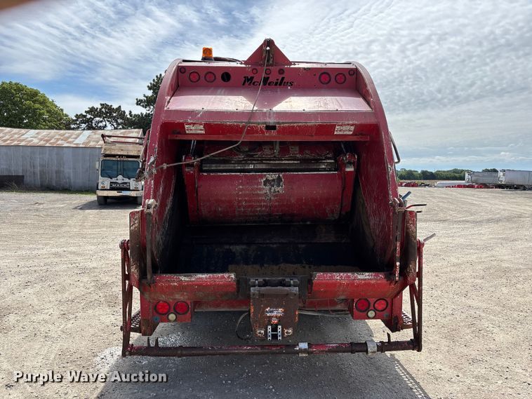 image for item FC4686 2007 Mack MR refuse truck