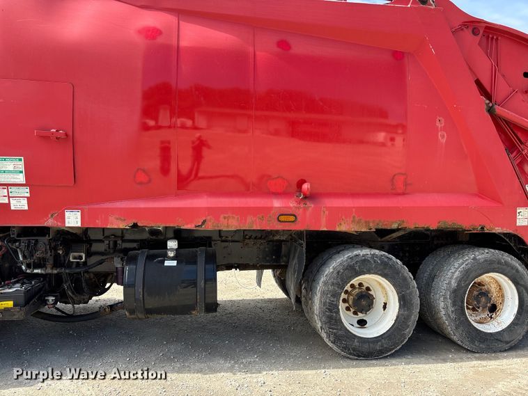 image for item FC4686 2007 Mack MR refuse truck
