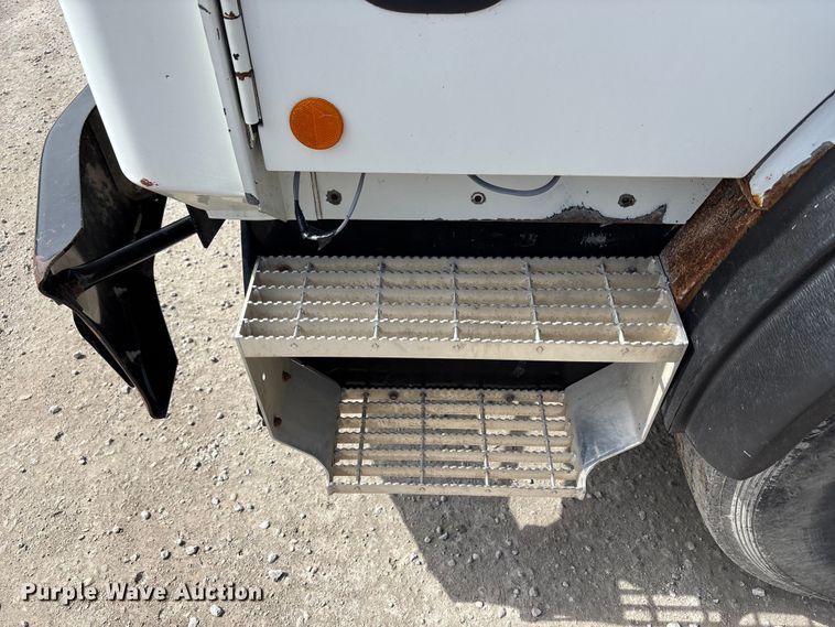 image for item FC4686 2007 Mack MR refuse truck