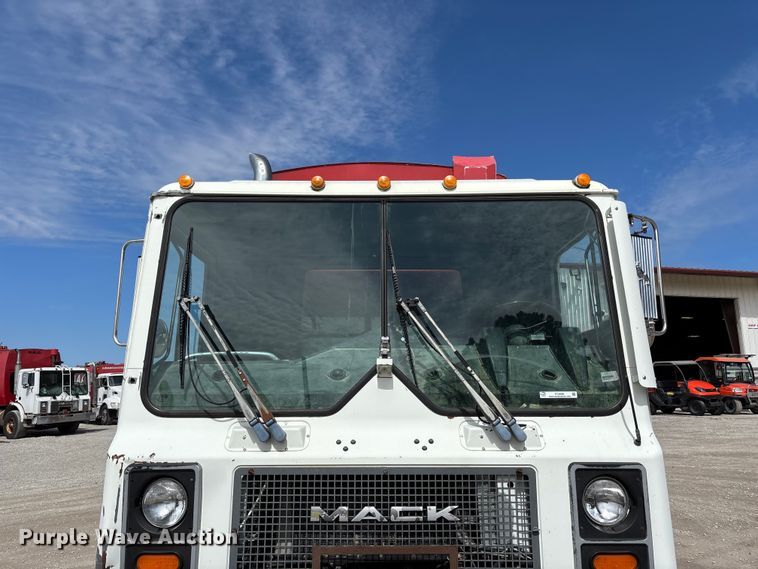 image for item FC4686 2007 Mack MR refuse truck