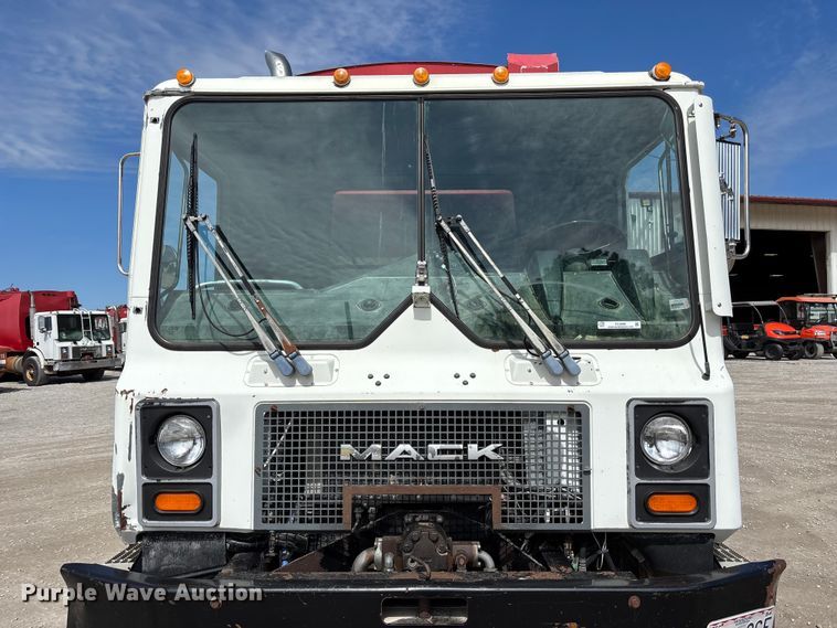 image for item FC4686 2007 Mack MR refuse truck