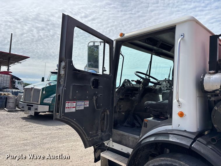 image for item FC4686 2007 Mack MR refuse truck