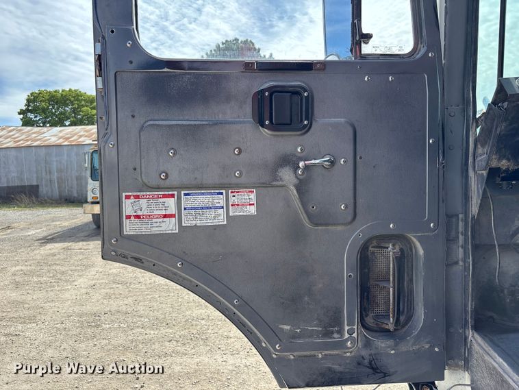 image for item FC4686 2007 Mack MR refuse truck