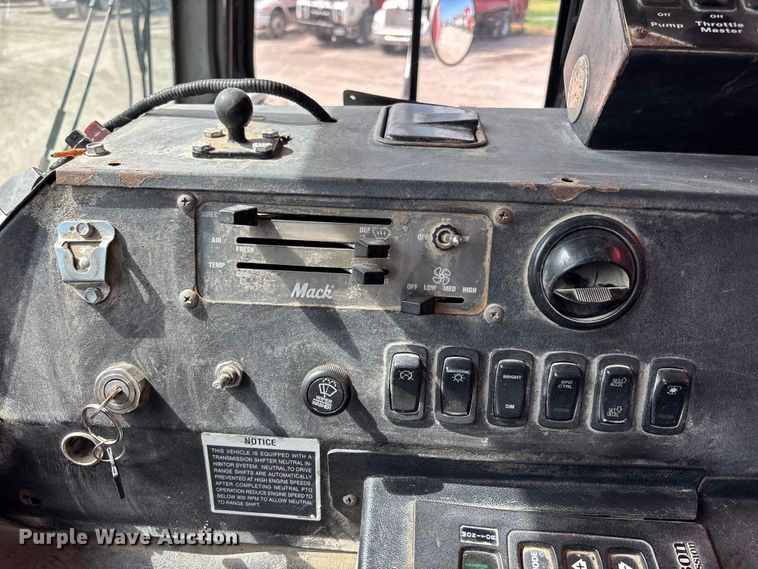 image for item FC4686 2007 Mack MR refuse truck