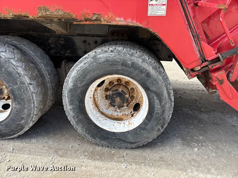 image for item FC4686 2007 Mack MR refuse truck