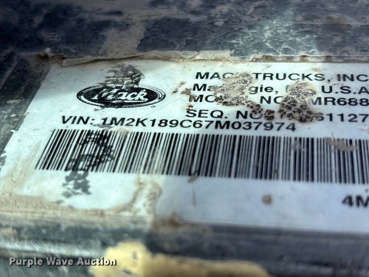 image for item FC4686 2007 Mack MR refuse truck