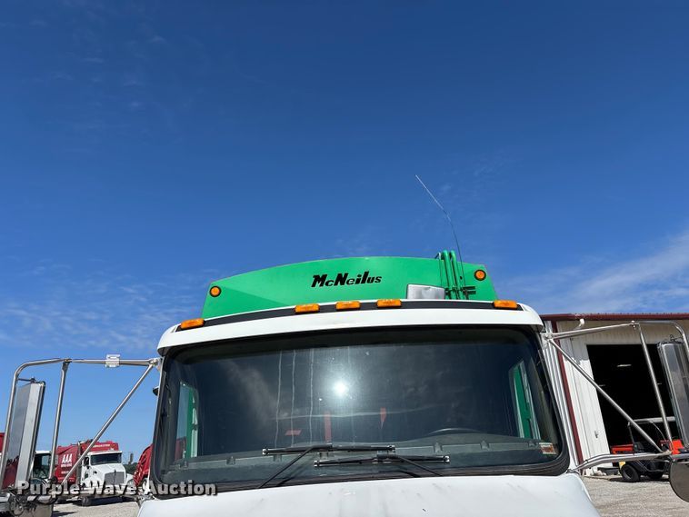 image for item FC4687 2006 Kenworth T300 refuse truck
