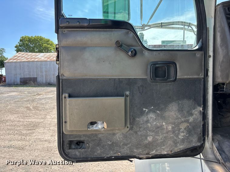 image for item FC4687 2006 Kenworth T300 refuse truck