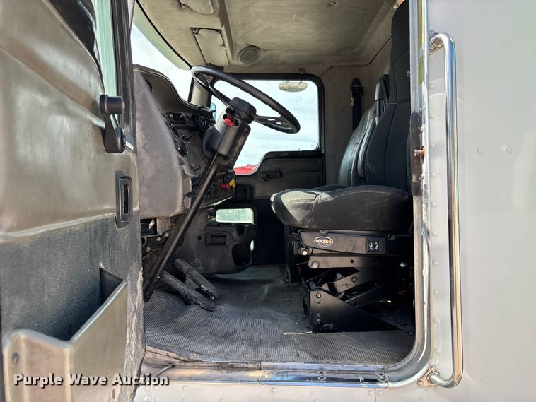 image for item FC4687 2006 Kenworth T300 refuse truck