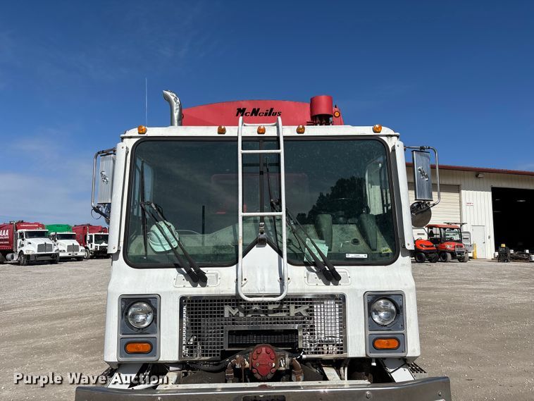 image for item FC4693 1994 Mack MR refuse truck