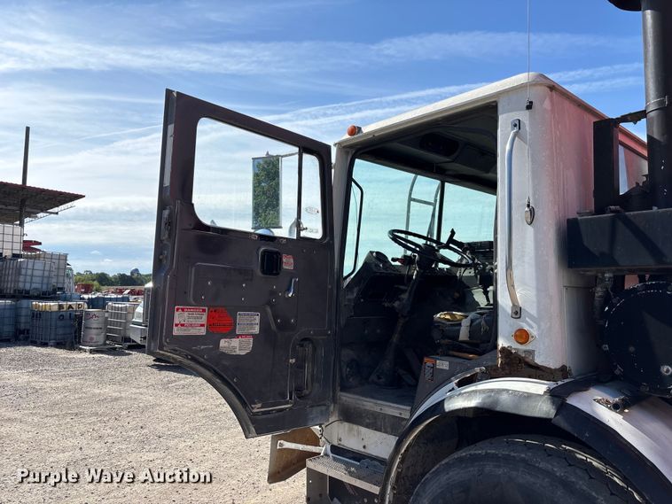 image for item FC4693 1994 Mack MR refuse truck