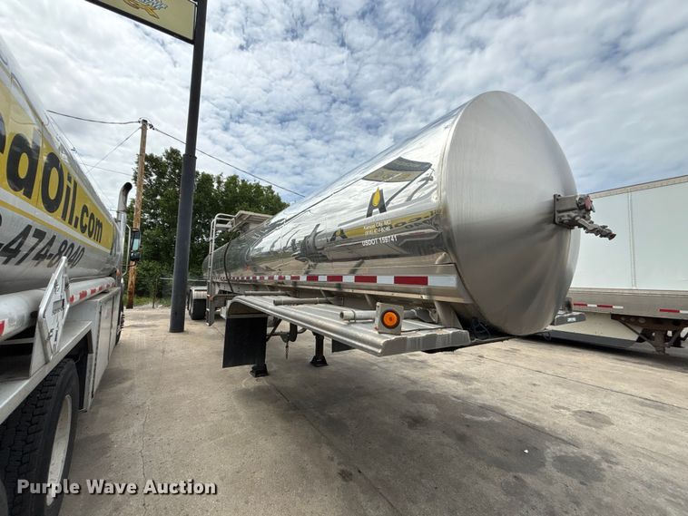 image for item FC4698 1997 Walker Stainless tank trailer