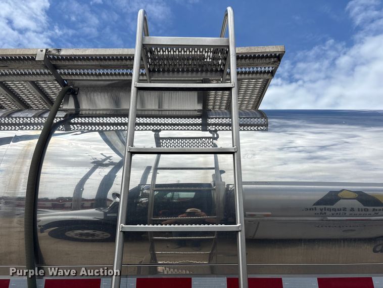 image for item FC4698 1997 Walker Stainless tank trailer